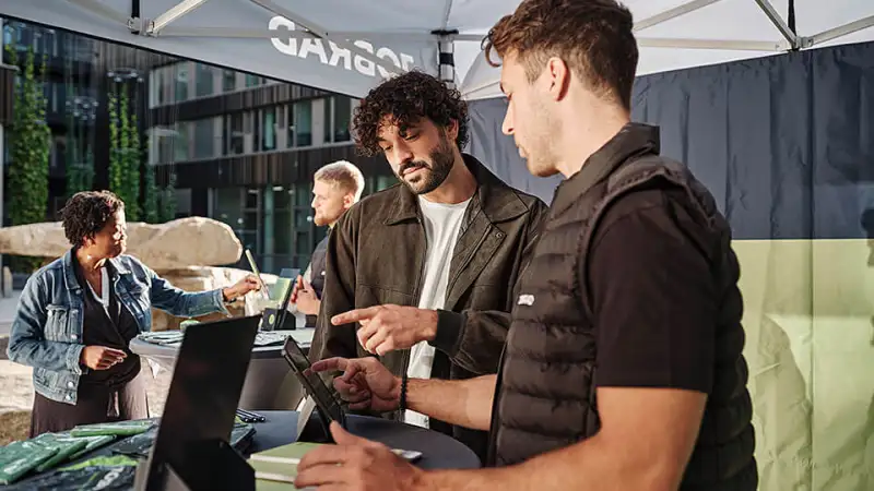 Fachhändler im Kundengespräch am Demoday