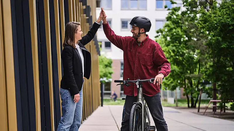 Arbeitgeberin und Jobradler geben sich High Five