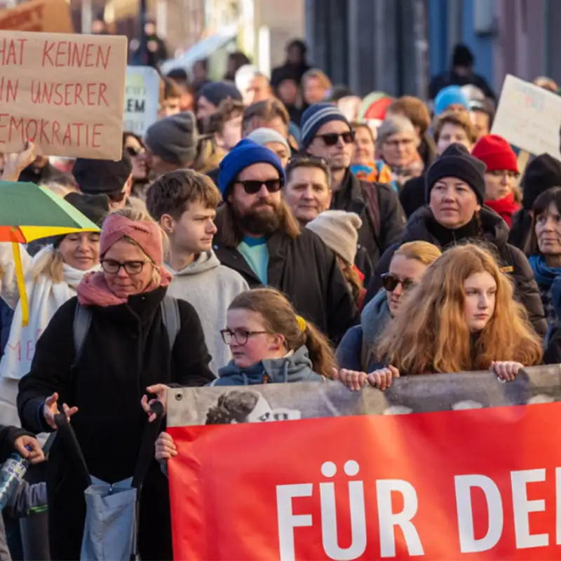 Foto eines Demonstrationszuges auf einem Schild steht Hass hat keinen Platz in unserer Demokratie