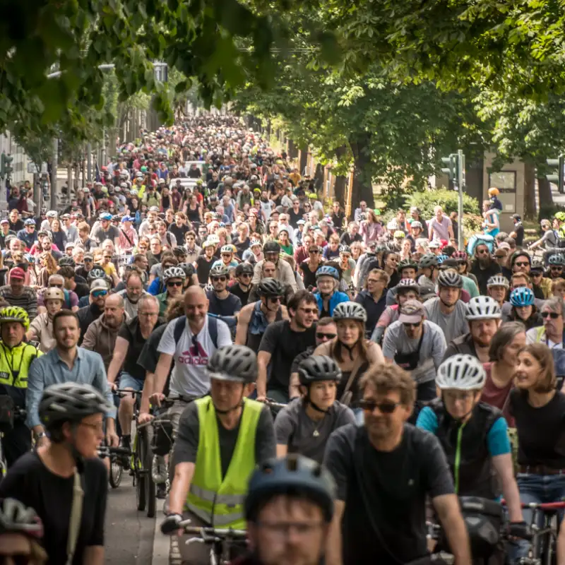 Fahrradkorso mit hunderten Menschen auf Fahrrädern