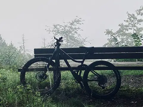 JobRad an einer Bank eingehüllt in morgendlichen Sommernebel