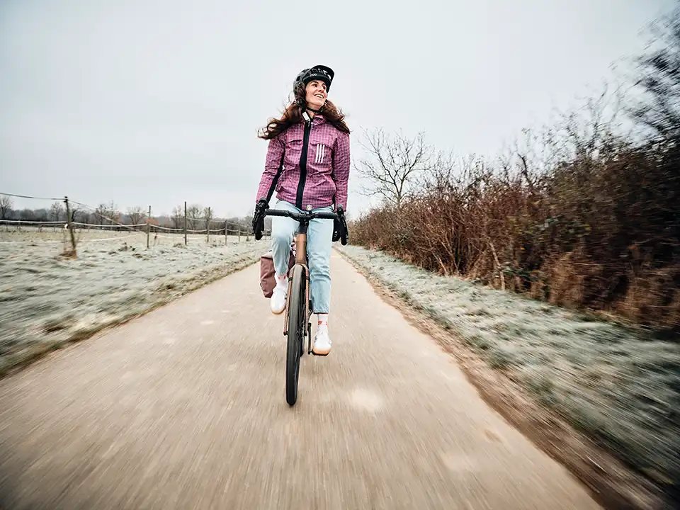 Junge Frau auf Gravel-Bike im Winter